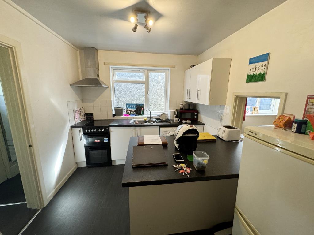 Lot: 95 - MIXED-USE INVESTMENT WITH HIGH YIELD - View of the kitchen flat three